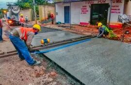 Obreros de Tecnoedil colocan pavimento de hormigón en calle que servirá como desvío.