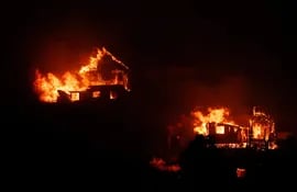 Casas arden durante un incendio en Viña del Mar, Chile.