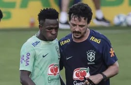 El jugador Vinícius Jr. y el entrenador Fernando Diniz de la selección brasileña de fútbol participan en un entrenamiento en la Granja Comary, centro de entrenamiento de Brasil en Teresópolis, Río de Janeiro (Brasil).