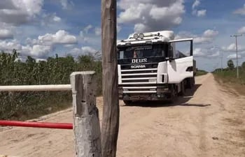 Las barreras realizadas durante los dias de lluvias ayudan a que los caminos de tierra se mantengan transitables en el Alto Paraguay