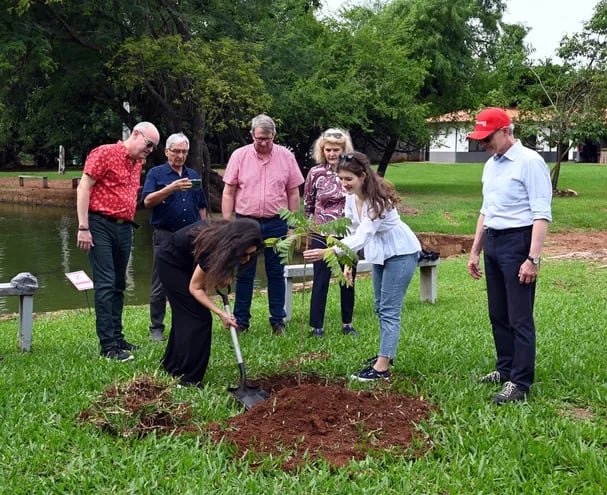 En este aniversario, la familia del Grupo Yaguarete plantó un árbol para celebrar tan especial ocasión, que acompaña su compromiso con el medio ambiente.