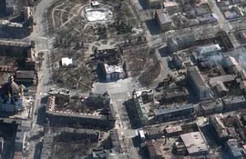 Imagen satelital de Maxar que muestra una zona bombardeada en la localidad de Mariúpol. (AFP)