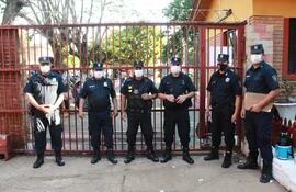 Agentes policiales custodian los portones en colegios electorales de Guairá.