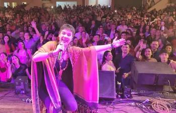 La cantante Ayelen Alfonso, hizo vibrar al publico del al XXXII edición del festival Ovehca Rague Música y Artesanía.