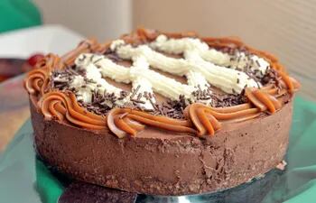 Torta brownie con mousse de chocolate.