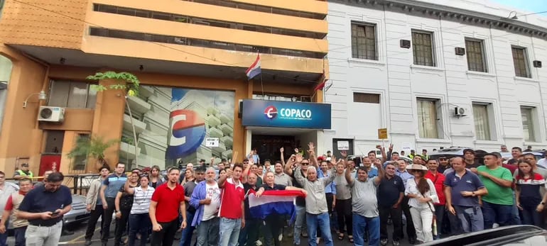 Funcionarios de Copaco vienen protestando porque no cobran a tiempo sus salarios.