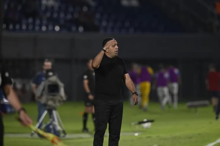El entrenador de Resitencia, Carlos Recalde, vive intensamente el desarrollo del juego ante Cerro Porteño