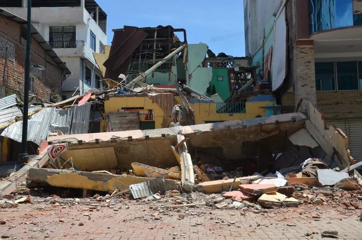 Edificios destruidos se ven después de un terremoto en la ciudad de Machala, Ecuador