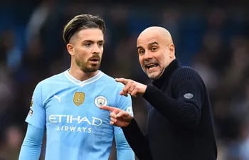 Manchester (United Kingdom), 31/03/2024.- Manchester City's manager Pep Guardiola (R) talks to Manchester City's Jack Grealish (L) after the English Premier League match between Manchester City and Arsenal in Manchester, Britain, 31 March 2024. (Reino Unido) EFE/EPA/PETER POWELL EDITORIAL USE ONLY. No use with unauthorized audio, video, data, fixture lists, club/league logos, 'live' services or NFTs. Online in-match use limited to 120 images, no video emulation. No use in betting, games or single club/league/player publications.
