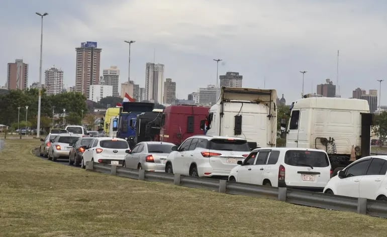 Camioneros protestan en Asunción y estacionan en la avenida Costanera, ocasionando caos vehicular.