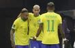 Richarlison (c) de Brasil celebra un gol con Neymar hoy, en un partido de la fase de grupos del Mundial de Fútbol Qatar 2022 entre Brasil y Serbia en el estadio Lusail en Lusail.