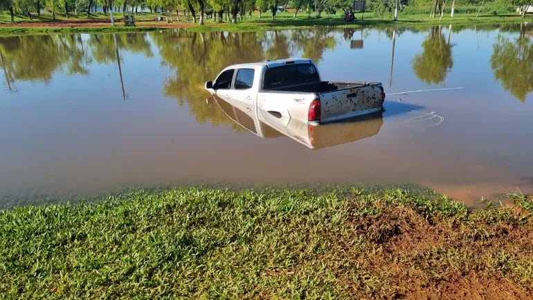 Una camioneta, cuyo conductor estaba en aparente estado etílico, cayó este martes al río Tapiracuaí, ubicado en la ciudad de San Estanislado, más conocida como Santaní.