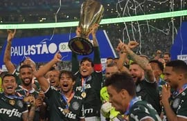 Gustavo Gómez, capitán del Palmeiras, levanta el trofeo del Campeonato Paulista 2022, rodeado de sus compañeros.