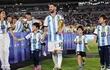 ¡Festejo en familia! Leo Messi con la Copa del Mundo en las manos rodeado de su esposa Anto Roccuzzo y sus hijos Thiago, Mateo y Ciro.