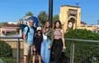 Hermosa familia. Laura Martino y Daniel Reynal con Ian y Mía, en el parque temático Universal Studios.