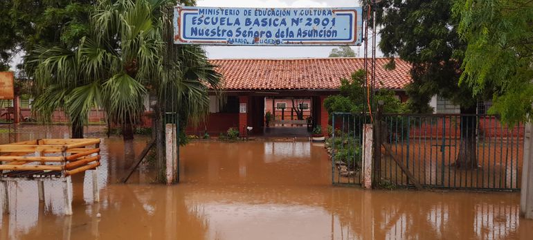 La escuela Nuestra Señora de la Asunción se inunda con cada lluvia en Coronel Oviedo.