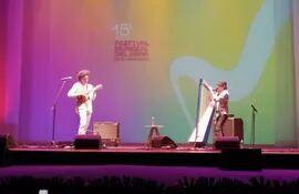 El mandolinista brasileño Hamilton de Holanda y el arpista colombiano Edmar Castañeda cerraron la segunda jornada del Festival Mundial del Arpa, en el Teatro Municipal.