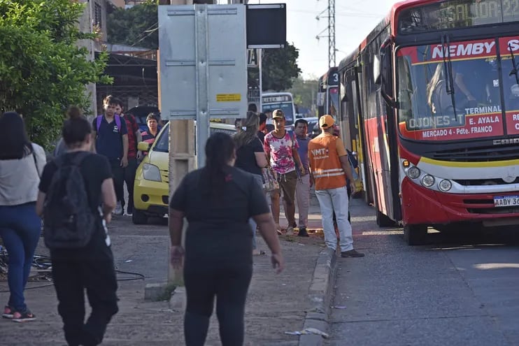 Durante esta mañana, usuarios denunciaron la falta de buses ante la protesta de seguidores de Payo Cubas.