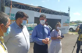 Autoridades sanitarias preparan el hisopódromo en Capiatá.