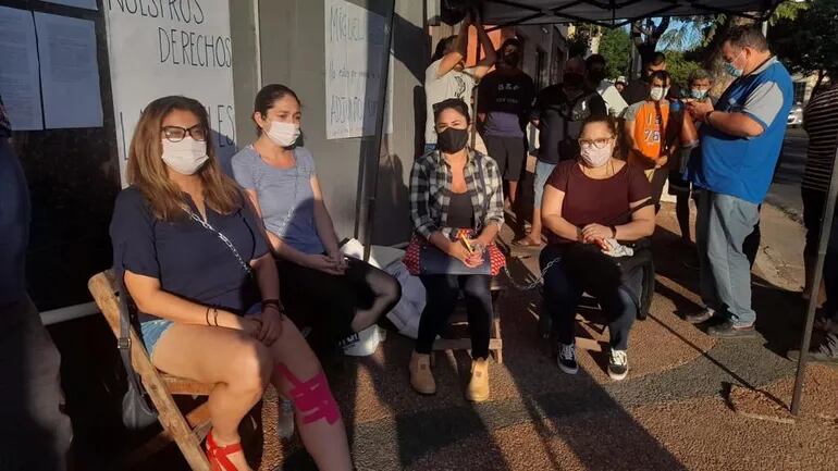 Bibiana Bóbeda, Gissell Rivas, Shirley Cantero y Silvana Cáceres, funcionarias despedidas de la Defensoría del Pueblo, en una manifestación este año.