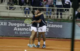 El abrazo entre Verónica Cepede y Adolfo Daniel Vallejo después de la victoria en los cuartos de final del dobles mixto del Tenis en los Juegos Suramericanos Asunción 2022.