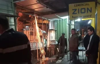 Momento en el que funcionarios de la comuna, según la denuncia, desmantelan una casilla sobre Ana Díaz, en el Mercado 4 de Asunción.