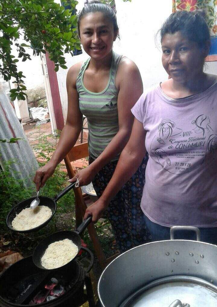 Rosa Toledo cocinando un rico mbejú con su compañera Sebastiana González, del pueblo Mby´a Guaraní en Caaguazú.