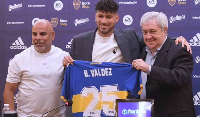 Bruno Valdez (c), durante su presentación en Boca Juniors.