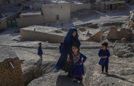 Mujeres y niñas de la comunidad Hazara, minoría chiíta perseguida por los talibanes (sunitas).