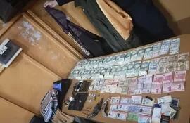 Armas, dinero, documentos y otros objetos encontrados en manos de los detenidos