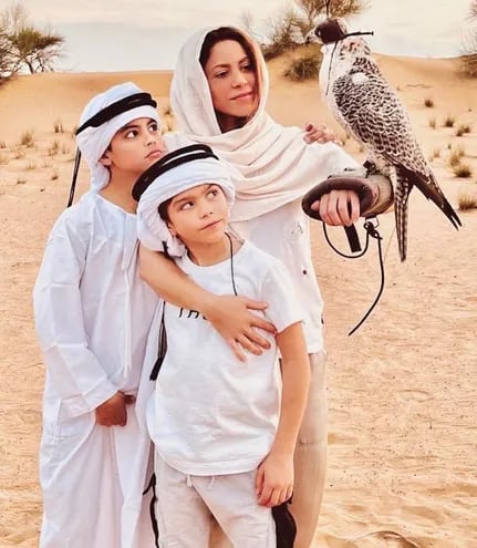 Shakira con sus hijos Sasha y Milan pasaron el 25 de diciembre en Dubái. "En el desierto buscando la serenidad en esta Navidad", había escrito la colombiana junto a esta postal. (Instagram/Shakira)