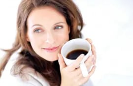 Se debe esperar 90 minutos después de haber despertado para consumir café, esto permite que los niveles de adenosina aumenten ligeramente, lo que hace que la cafeína sea más efectiva para bloquear los receptores y mantenerte alerta.