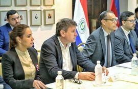 Denis Lichi (c) acompañado de funcionarios de la Petropar, participó de la reunión con la delegación de Azerbaiyán.