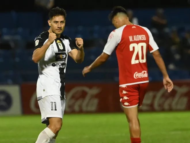 Óscar Ruiz, futbolista de Tacuary, celebra un gol en el partido ante General Caballero de Juan León Mallorquín por el torneo Clausura 2024 del fútbol paraguayo en el estadio Luis Alfonso Giagni, en Villa Elisa, Paraguay.