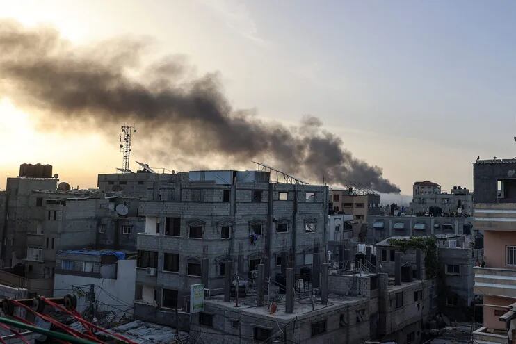 Humo sobre Rafah, en el sur de la Franja de Gaza, luego de un bombardeo israelí este viernes.