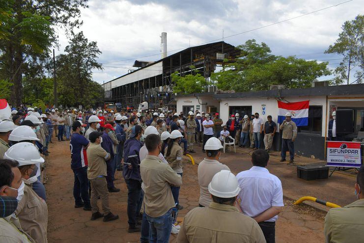 Sindicalistas de Petropar se movilizan constantemente para presionar por el tren de molienda de Troche.