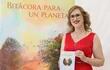 La escritora Norma Raquel López Jara exhibe su poemario "Bitácora para un planeta".