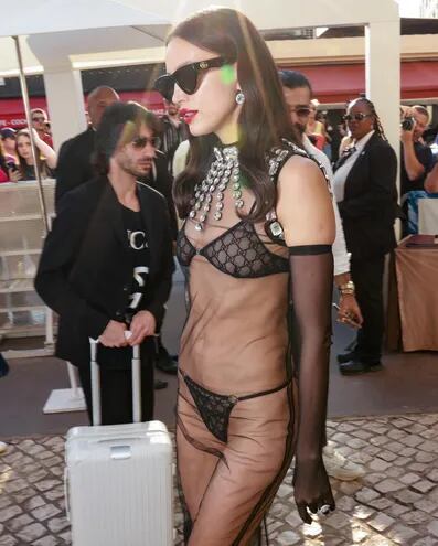 La supermodelo rusa Irina Shayk llegando al Festival de Cannes.