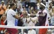 El saludos entre el estadounidense Frances Tiafoe (d) y el español Rafael Nadal, vencedor y vencido en el US Open ayer.
