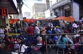 Una de las calle cerradas por manifestantes campesinos en el microcentro de Asunción, este lunes; son adherentes de la Coordinadora Nacional Intersectorial (CNI), sobre la calle 25 de Mayo entre Yegros e Independencia Nacional.