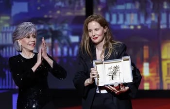 Jane Fonda y la directora Justine Triet, ganadora de la Palma de Oro con "Anatomie d'une Chute", en la ceremonia de clausura del 76° Festival de Cannes.