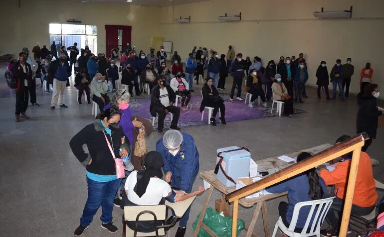Masiva participación de los ciudadanos en el salón municipal de Carapeguá.