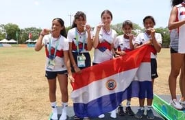 Las atletas de la posta femenina en atletismo que lograron el segundo escalón en el cierre de los Juegos Sudamericanos Escolares.