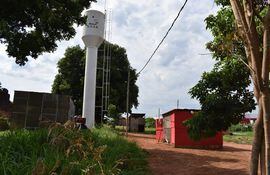Las precarias casas instaladas en una de las propiedades de la azucarera Vaesken de la ciudad Guarambaré con energía clandestina. Se nota el tanque de agua que quedó en poder de los invasores