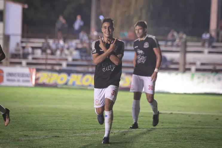 Alan Pereira celebra su gol en la victoria de Resistencia ante Guaireña.