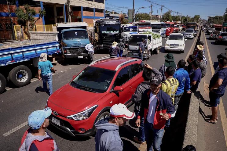 Camioneros y conductores de plataformas digitales en una manifestación contra el precio de los combustibles el pasado 15 de setiembre, en una calle de la ciudad de Capiatá.