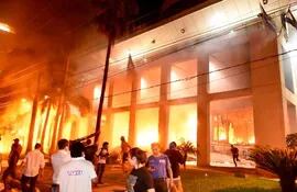 Manifestantes contra la enmienda  queman parcialmente la sede del Senado,  luego de que la Policía haya abandonado el sitio.