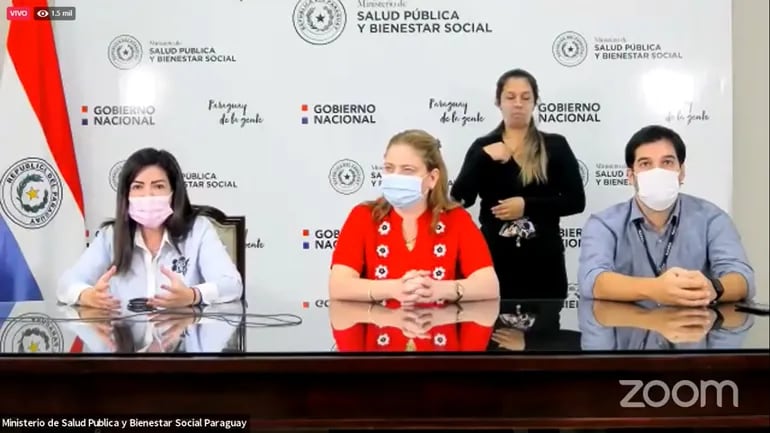 De izquierda a derecha, la doctora Adriana Amarilla, la doctora Leticia Pintos y el doctor Guillermo Sequera durante la conferencia de prensa semanal del MSP.