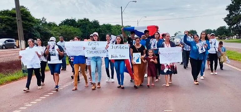 Los manifestantes marcharon sobre la ruta PY02 para exigir justicia para Nilda Rosa González Ojeda.