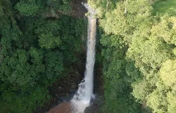 Salto Samakua, ubicado a 45 kilómetros del área urbana de Capitán Bado, departamento de Amambay.